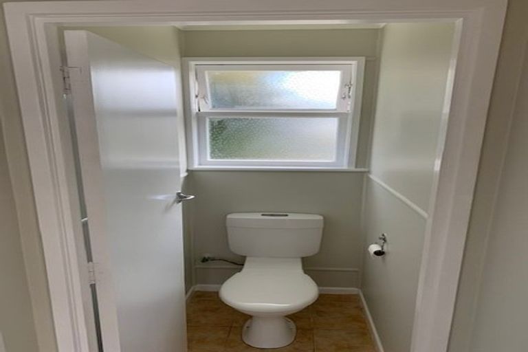 Photo of property in 2/165 Chivalry Road, Glenfield, Auckland, 0629