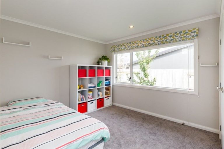 Photo of property in 11 Saint Heliers Grove, Fitzherbert, Palmerston North, 4410