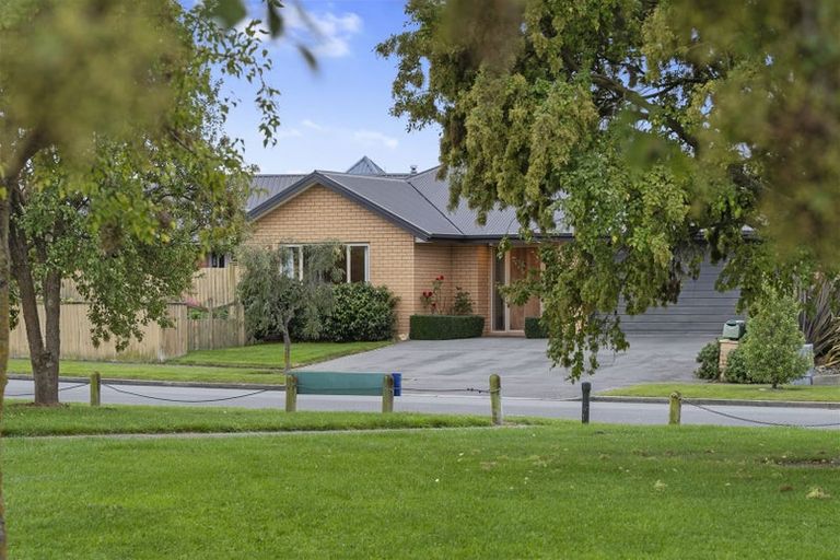 Photo of property in 4 Lowe Place, Rangiora, 7400