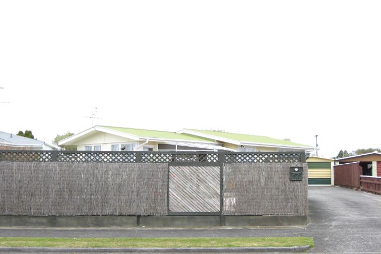 Photo of property in 14 Riversdale Drive, Merrilands, New Plymouth, 4312