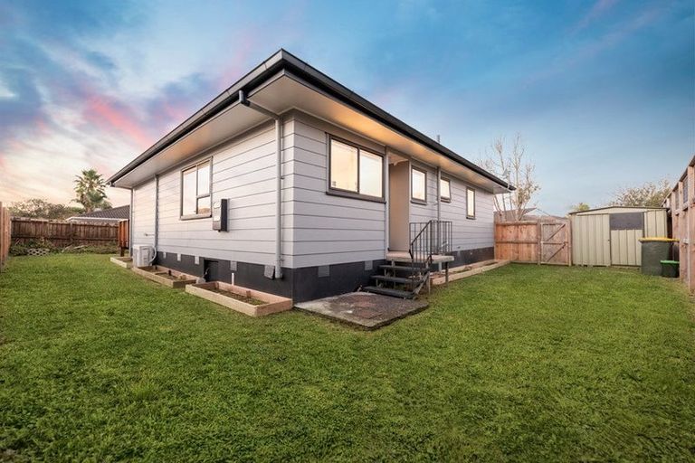 Photo of property in 2/17 Landsdale Place, Massey, Auckland, 0614