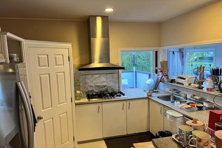 Photo of property in 30 Taupiko Place, Green Bay, Auckland, 0604