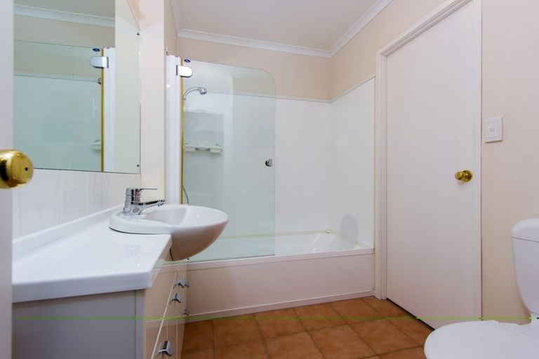 Photo of property in Tuscany Towers, 8/1 Ambrico Place, New Lynn, Auckland, 0600