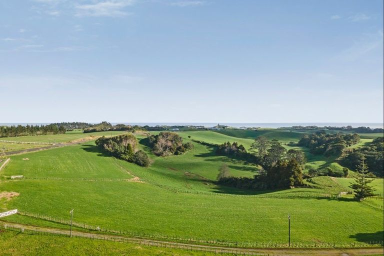 Photo of property in 568 South Road, Omata, New Plymouth, 4374