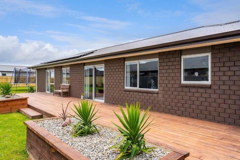 Photo of property in 1 Routhan Way, Carterton, 5713