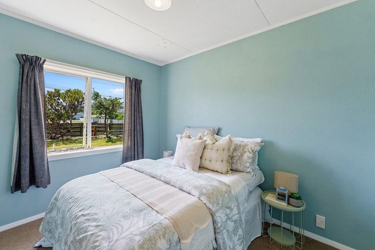 Photo of property in 18 Waimea Road, Waikanae Beach, Waikanae, 5036