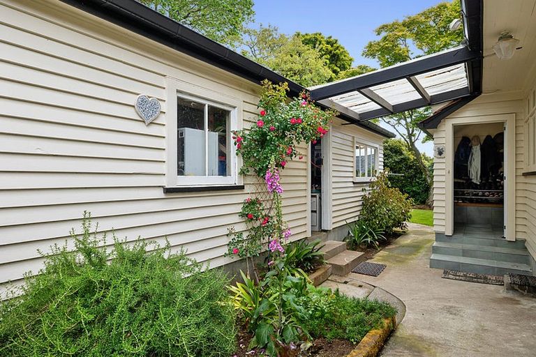 Photo of property in 14 Woodleigh Street, Frankleigh Park, New Plymouth, 4310