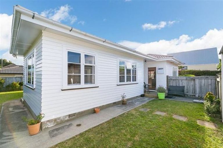Photo of property in 29 Horokiwi Road West, Newlands, Wellington, 6037