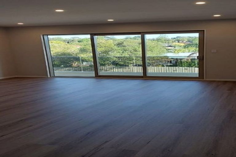 Photo of property in 1a Taupiko Place, Green Bay, Auckland, 0604