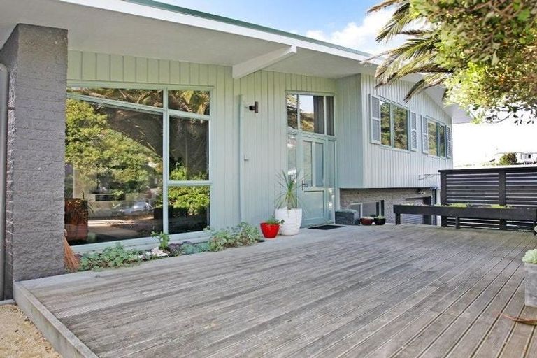 Photo of property in 11 Southern Cross Crescent, Island Bay, Wellington, 6023