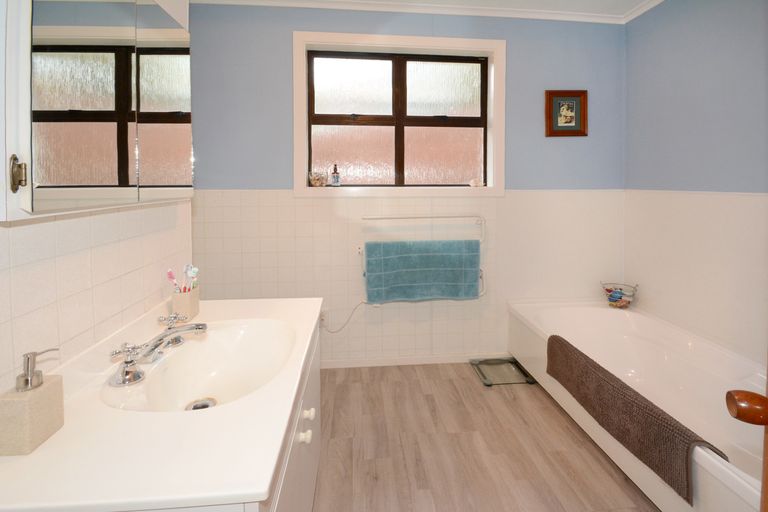 Photo of property in 35 Pioneer Crescent, Helensburgh, Dunedin, 9010