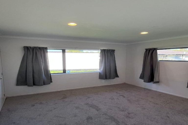 Photo of property in 36 Serwayne Place, Sunnyvale, Auckland, 0612