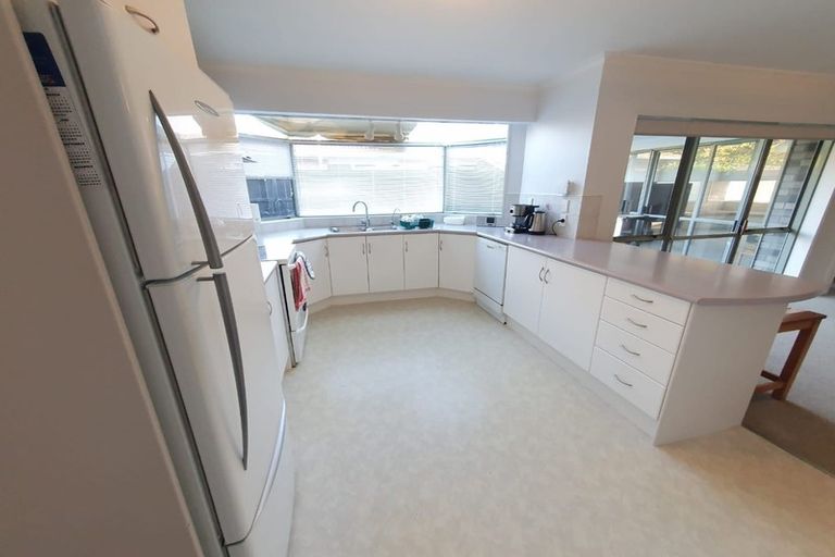 Photo of property in 17 Gardone Terrace, Conifer Grove, Takanini, 2112