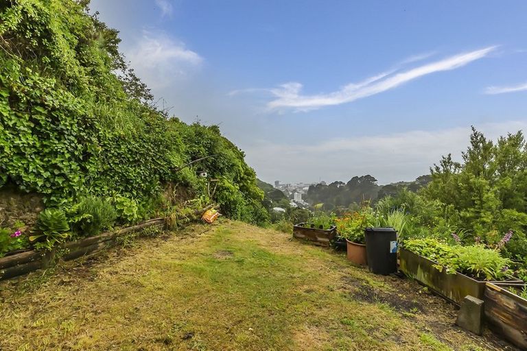 Photo of property in 39 Garden Road, Northland, Wellington, 6012