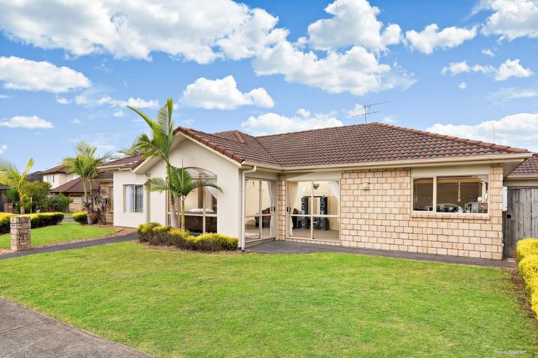 Photo of property in 19 Walter Haddrell Crescent, Flat Bush, Auckland, 2016