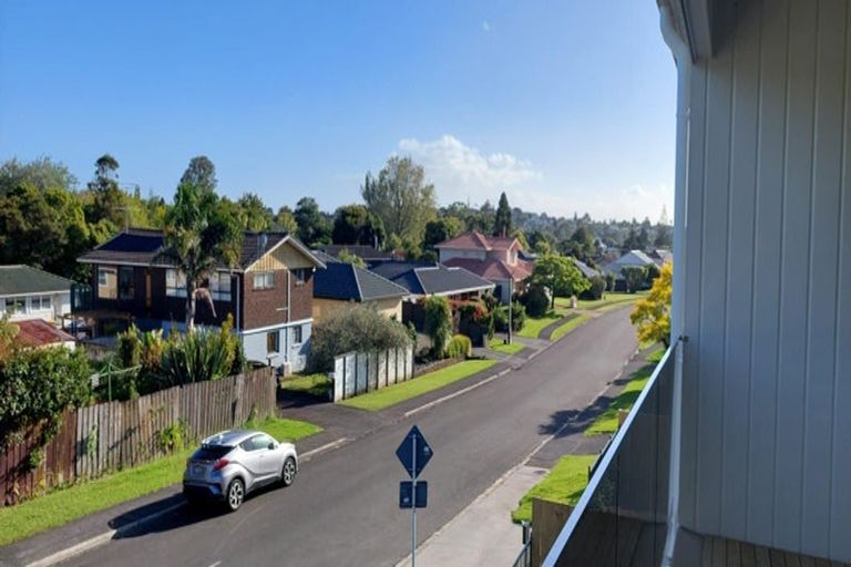 Photo of property in 1a Taupiko Place, Green Bay, Auckland, 0604