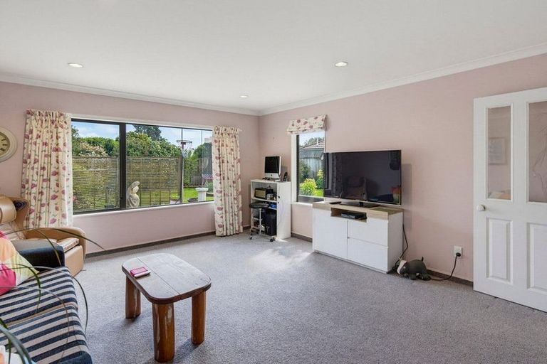 Photo of property in 166 Milne Drive, Paraparaumu, 5032