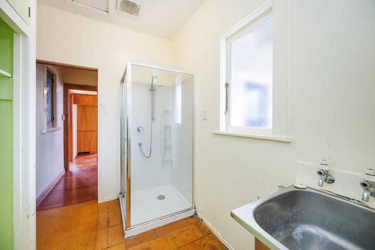 Photo of property in 33 Kingswood Street, Takaro, Palmerston North, 4412