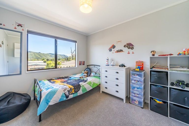 Photo of property in 2 Oaklands Grove, Clouston Park, Upper Hutt, 5018