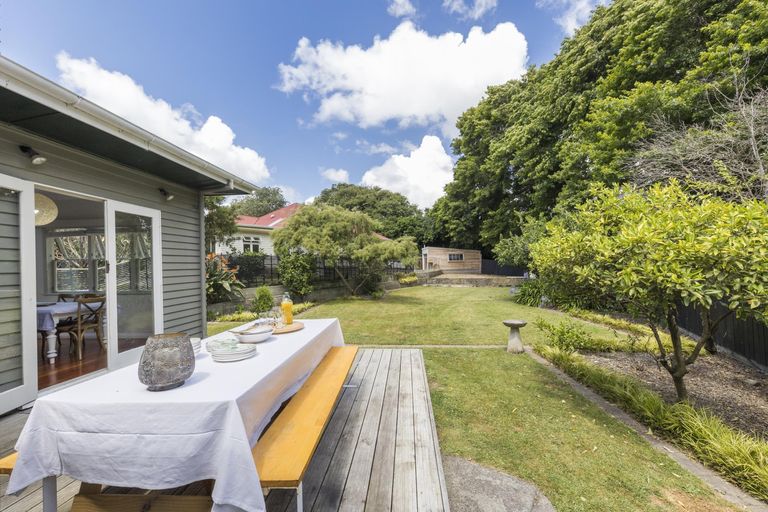 Photo of property in 546 Featherston Street, Roslyn, Palmerston North, 4414