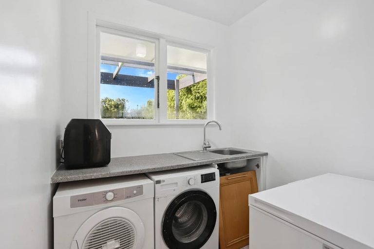 Photo of property in 15 Kingdale Road, Henderson, Auckland, 0610