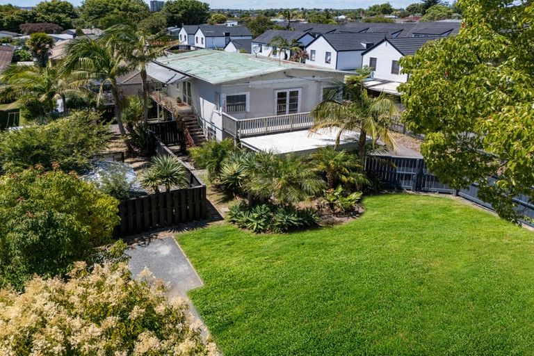 Photo of property in 9 Koromiko Street, New Lynn, Auckland, 0600