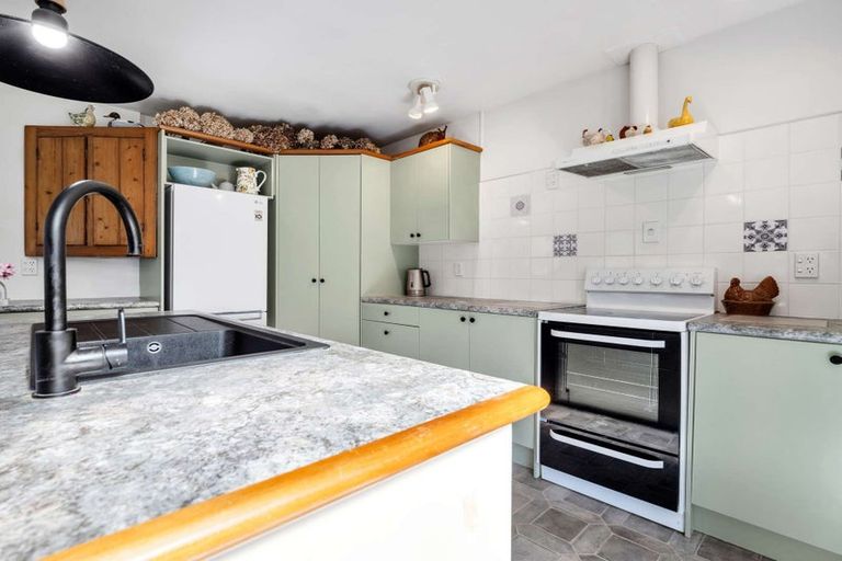 Photo of property in 16 Rangiwhea Road, Waiuku, 2123