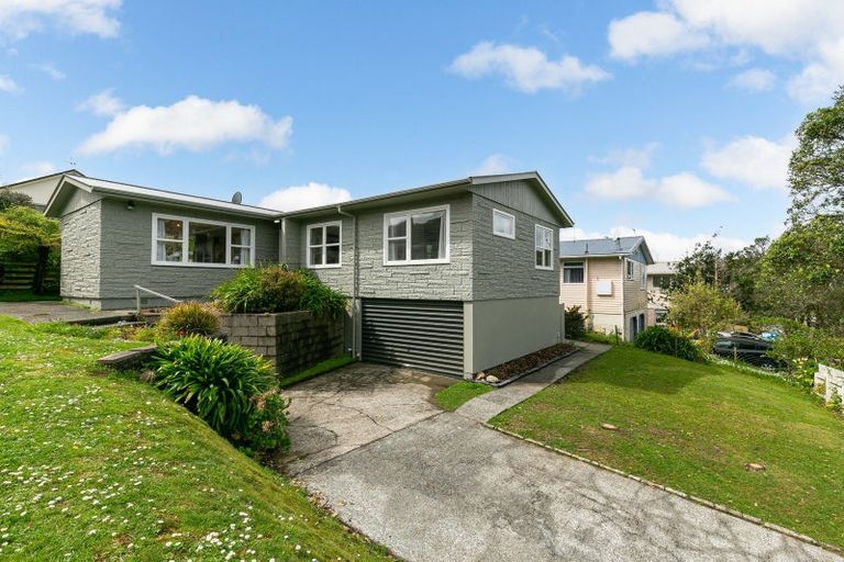 Photo of property in 16 Stewart Drive, Newlands, Wellington, 6037