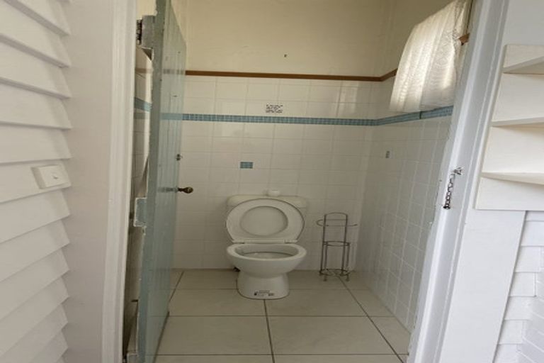 Photo of property in 94 Endeavour Street, Lyall Bay, Wellington, 6022