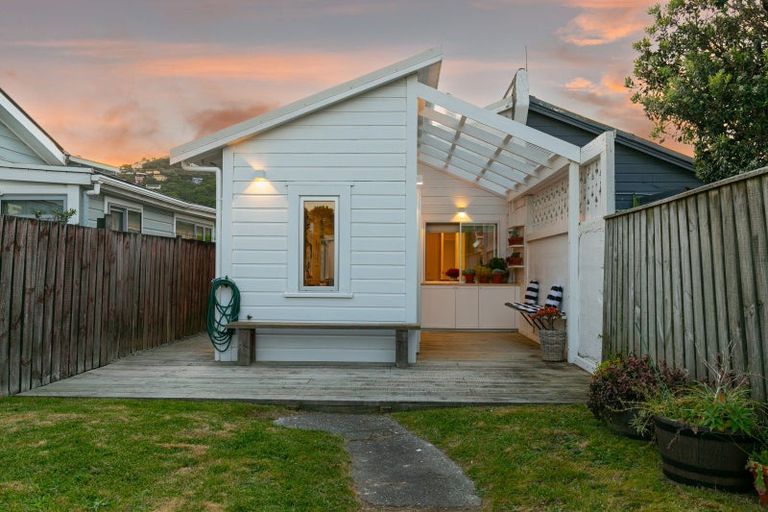 Photo of property in 201 Onepu Road, Lyall Bay, Wellington, 6022