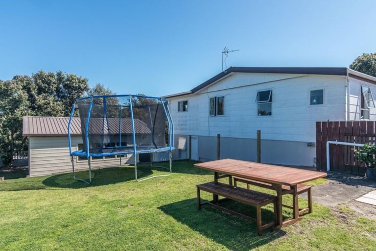 Photo of property in 3 Freyberg Crescent, Waikanae Beach, Waikanae, 5036