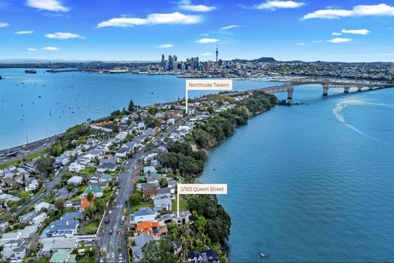 Photo of property in 2/102 Queen Street, Northcote Point, Auckland, 0627
