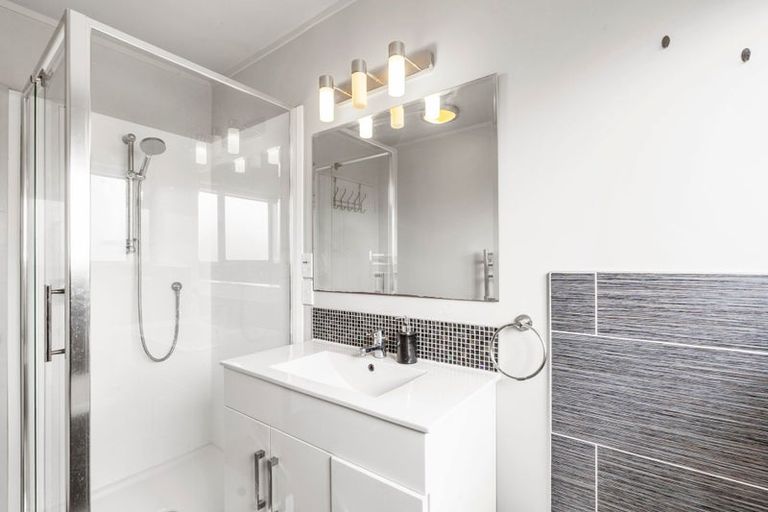 Photo of property in 8a Melleray Place, Randwick Park, Auckland, 2105