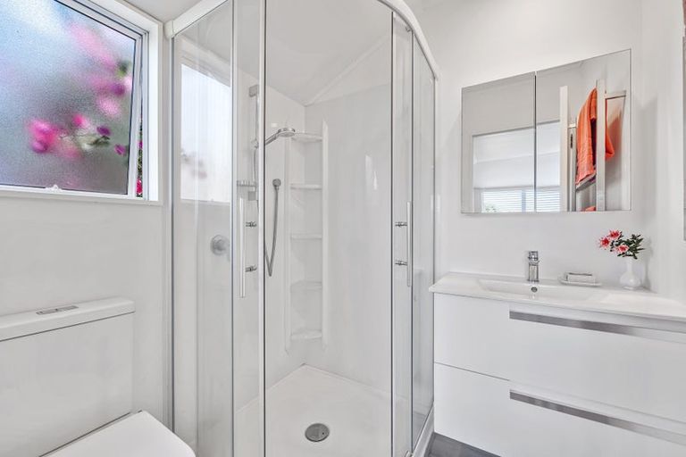 Photo of property in 2 Harbour Lights Close, West Harbour, Auckland, 0618