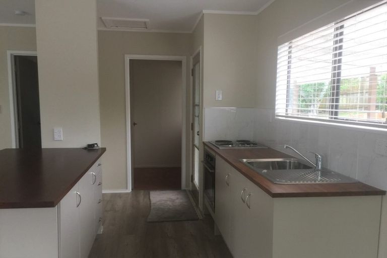 Photo of property in 2 Louise Place, West Harbour, Auckland, 0618