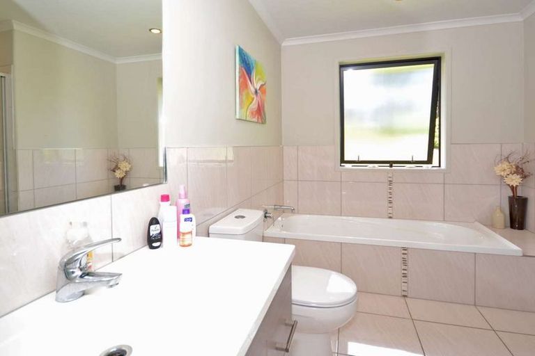 Photo of property in 10 Kotare Heights, Kerikeri, 0230