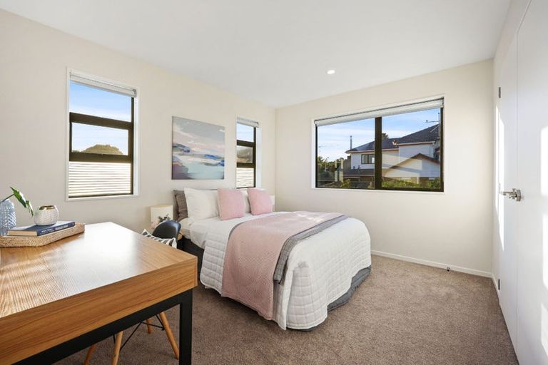 Photo of property in 33a Jillteresa Crescent, Half Moon Bay, Auckland, 2012