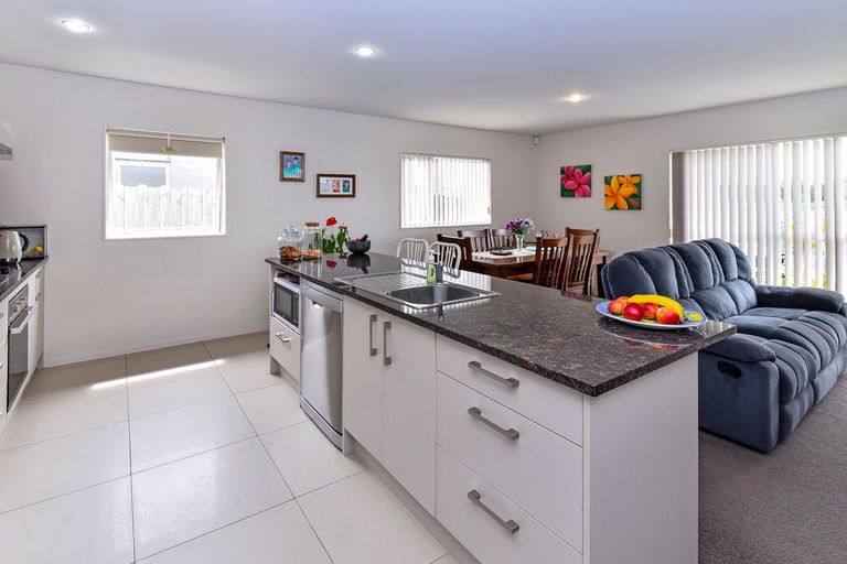 Photo of property in 124 Popokatea Drive, Takanini, 2112