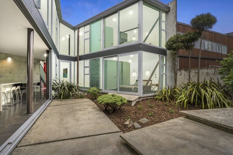 Photo of property in 3b Salmont Place, Kelburn, Wellington, 6012