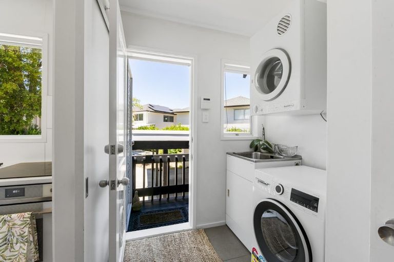 Photo of property in 1/41 Ravenwood Drive, Forrest Hill, Auckland, 0620