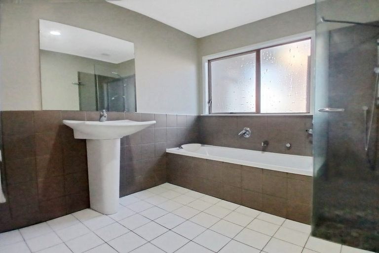 Photo of property in 36 James Evans Drive, Northcote, Auckland, 0627