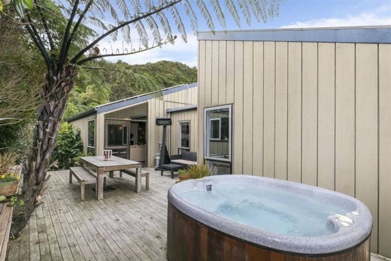 Photo of property in 72 Amapur Drive, Khandallah, Wellington, 6035