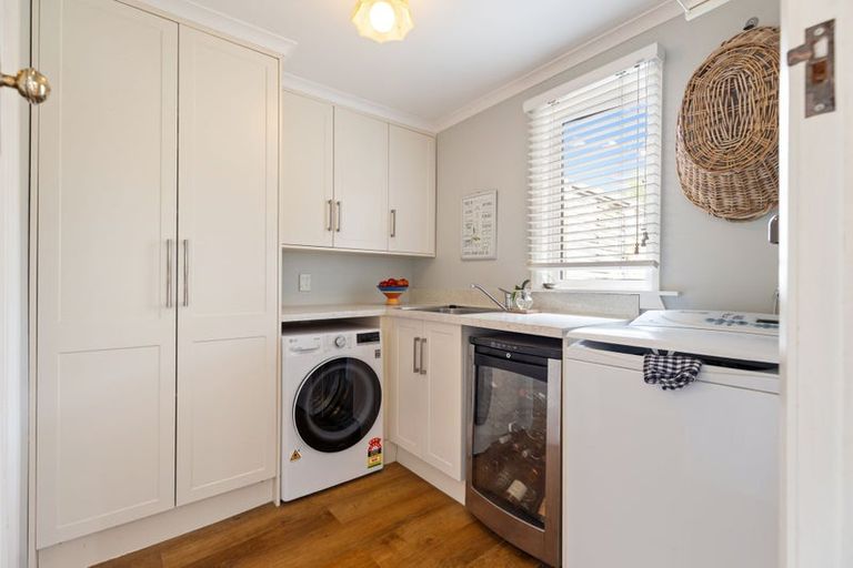 Photo of property in 11 Manapouri Crescent, Hokowhitu, Palmerston North, 4410