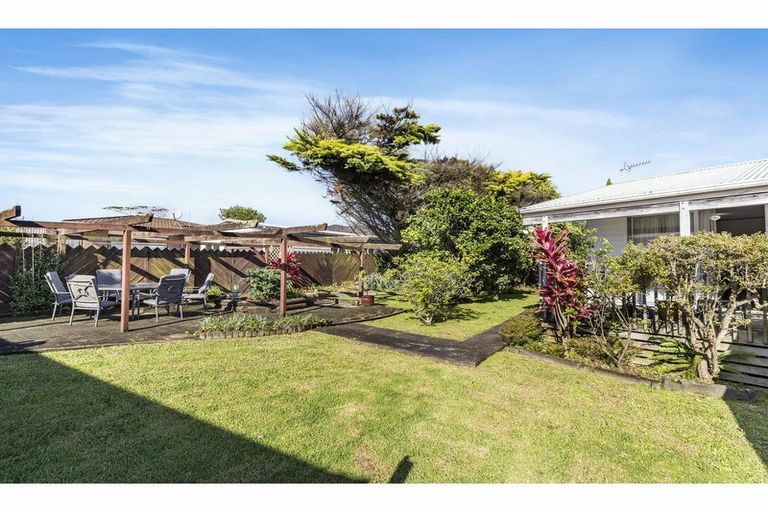Photo of property in 10 Lloyd Avenue, Papatoetoe, Auckland, 2025