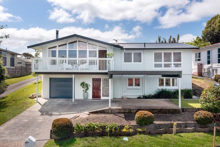 Photo of property in 27 Valley View Road, Glenfield, Auckland, 0629