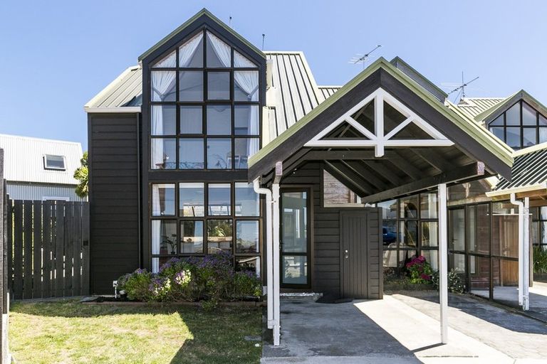 Photo of property in 7 Tamahine Street, Maupuia, Wellington, 6022