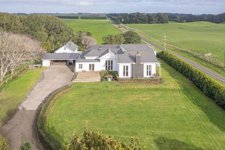 Photo of property in 218 Parahaki Road, Waverley, 4591