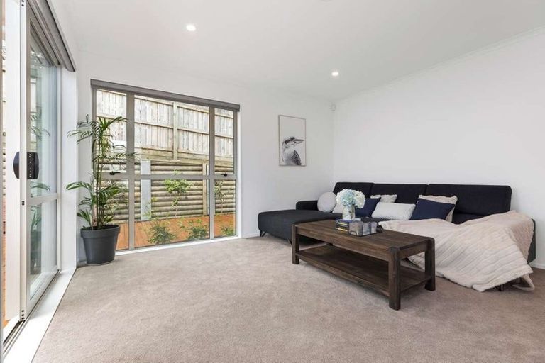 Photo of property in 24 William Wallbank Crescent, Swanson, Auckland, 0614