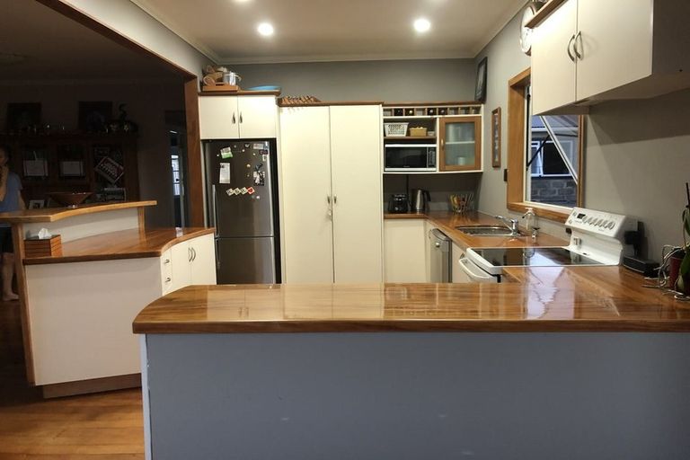 Photo of property in 71 Shaw Road, Oratia, Auckland, 0604