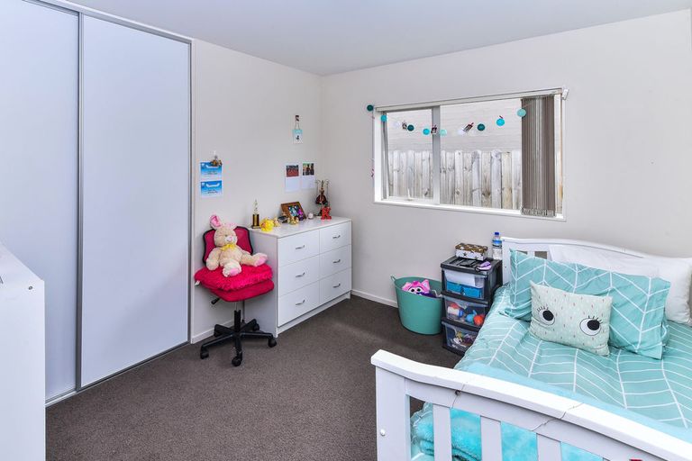 Photo of property in 124 Popokatea Drive, Takanini, 2112